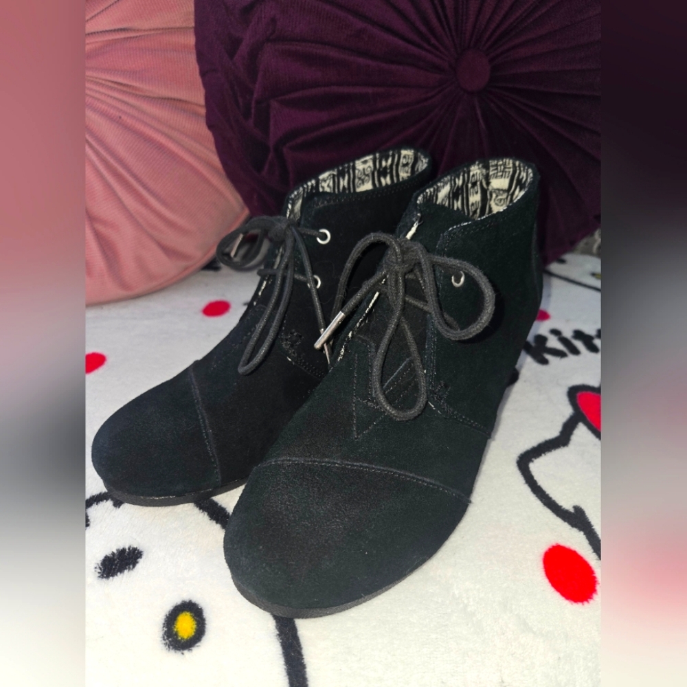 Toms - Kala - lace up - Wedge Bootie! 💜🖤💜